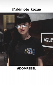 domrebelのTシャツを秋元梢さんが着用している画像