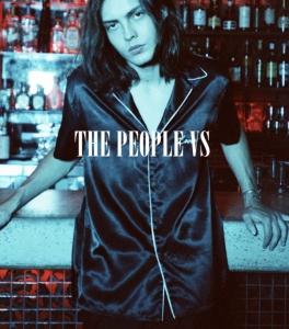 the people vsのサテンシャツを着た男性の画像