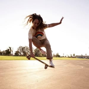 aviator nationのTシャツを着用してスケートしている女性の画像２