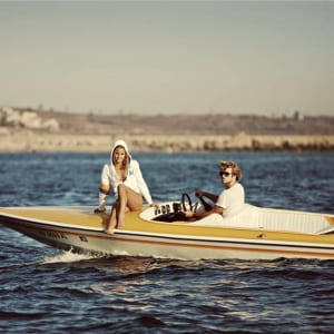 aviator nationのアイテムを着用してボートに乗っている男女の画像