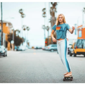 aviator nationのアイテムを上下着用してスケートしている女性の画像