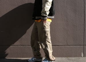 mnml denim cargo pants khakiを着用したスタイルサンプル画像 11