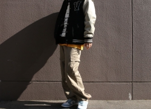 mnml denim cargo pants khakiを着用したスタイルサンプル画像 12