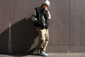 mnml denim cargo pants khakiを着用したスタイルサンプル画像 2