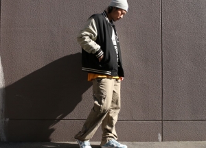 mnml denim cargo pants khakiを着用したスタイルサンプル画像 3