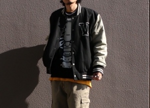 mnml denim cargo pants khakiを着用したスタイルサンプル画像 4